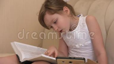 孩子远程学习。 这个女孩一直在用互联网学习一本书。 金发女郎在家学习。